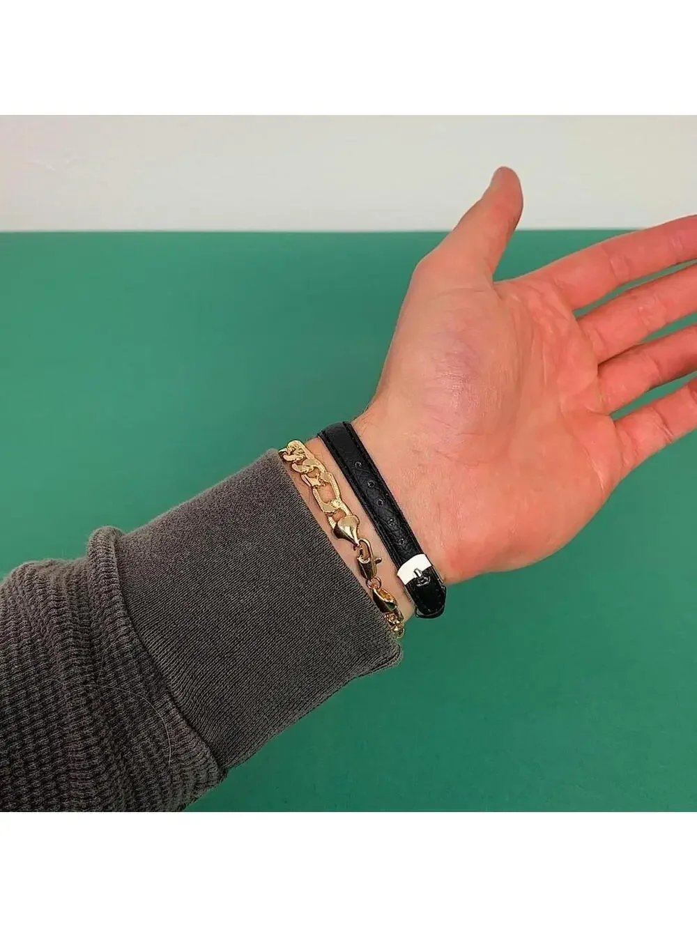 Essential Vintage Style Simple Black Watch. Works Well. Unisex. Magnet Band. $